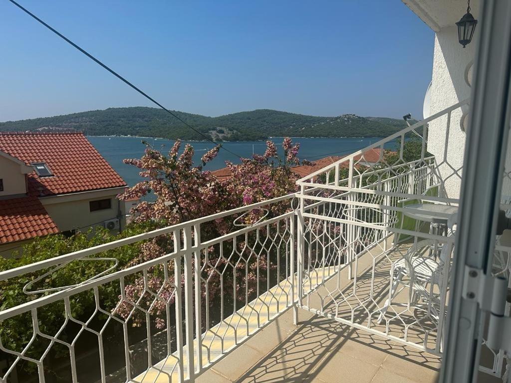 Marina Apartmani Tisno Murter Bagian luar foto